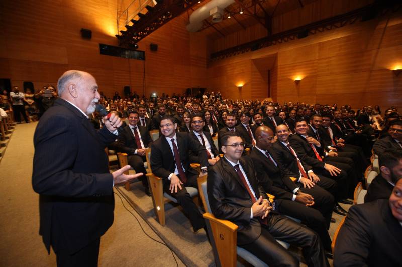 Para o governador Simão Jatene (foto), todos os nomeados podem se considerar – a partir do momento em que optaram por um concurso público no Pará – paraenses, “pois vão ajudar a construir o estado”. “Vocês terão a grata oportunidade de conhecer o estado pelo seu interior, o que é extremamente enriquecedor”, disse o governador. “Mas, preparem-se, pois terão poucos aplausos nos acertos e muitas e severas críticas ao menor erro”. Sobre o concurso e a posse dos novos delegados, Jatene disse que “mais um desafio foi vencido, que é o de ter um delegado para cada município”. “É mais um passo no sentido de combater a violência e melhorar os índices da segurança pública, o que nós fazemos mesmo com a crise que ainda assola o país”, disse o governador. “Enquanto existir essa vontade coletiva, unindo governo e sociedade, vamos vencer mais desafios, em todas as áreas”, concluiu Simão Jatene.
FOTO: SYDNEY OLIVEIRA / AG. PARÁ
DATA: 26.02.2018
BELÉM - PARÁ <div class='credito_fotos'>Foto: Sidney Oliveira/Ag. Pará | <a href='/midias/2018/originais/0b38ca0a-e6d2-4fb9-946e-51beac09d560.jpg' download><i class='fa-solid fa-download'></i> Download</a></div>