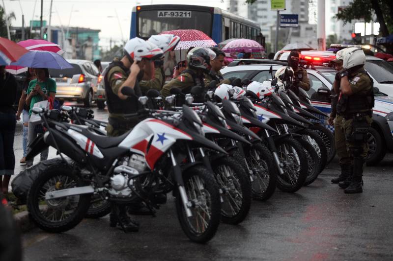 Na tarde de ontem, a Polícia Militar deflagrou a Operação “Polícia nas Ruas” (foto), o que levou um reforço de policiamento a oito bairros da capital. A partir das 16h, cerca de 80 militares de diversos batalhões, subordinados ao Comando de Policiamento da Capital I (CPC I), atuaram no incremento da segurança em toda a área do 2º Batalhão de Polícia Militar (2º BPM). Na Operação foram utilizadas sete viaturas e 25 motocicletas que, segundo o major Diógenes Braga, subcomandante do 2º BPM e comandante da Operação, serviram para dar apoio direto aos policiais que foram divididos no policiamento a pé, em pontos estratégicos dos bairros.
FOTO: THIAGO GOMES / AG. PARÁ
DATA: 05.05.2018
BELÉM - PARÁ <div class='credito_fotos'>Foto: Thiago Gomes /Ag. Pará | <a href='/midias/2018/originais/0b44c87a-1d5b-41ab-be72-44b5e593d029.jpg' download><i class='fa-solid fa-download'></i> Download</a></div>