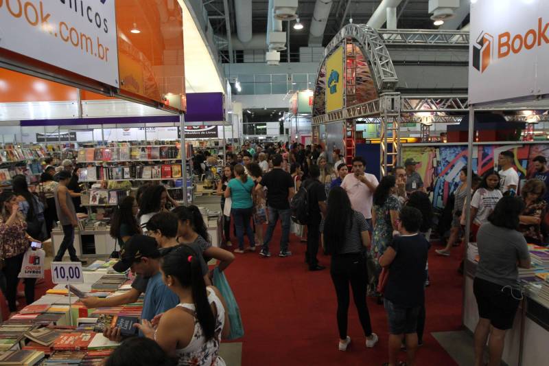 Corredores do Hangar Centro de Convenções durante a XXII Feira Pan-Amazônica do Livro, que começou neste sábado (2), em Belém. Um grande público compareceu ao segundo dia da feira, aproveitando as atrações culturais e as exposições nos estandes de livros na tarde de domingo.
FOTO: CRISTINO MARTINS / AG. PARÁ
DATA: 03.06.2018
BELÉM - PARÁ <div class='credito_fotos'>Foto: Cristino Martins/Ag. Pará | <a href='/midias/2018/originais/0b4c792a-3d6f-4082-baa2-031ad7a937e9.jpg' download><i class='fa-solid fa-download'></i> Download</a></div>