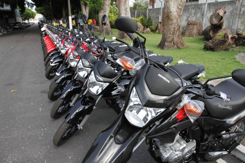 O Governo do Estado entregou, nesta segunda-feira, 12, no Palácio do Governo, 75 motocicletas a mototaxistas de Belém, Castanhal, Ananindeua e Igarapé-Açu. As motos foram adquiridas pelos mototaxistas por meio do Credcidadão, programa que incentiva a geração de trabalho e renda entre os microempreendedores com necessidades financeiras. O governador Simão Jatene fez a entrega das chaves das motos, acompanhado do prefeito de Belém, Zenaldo Coutinho; do presidente da Assembleia Legislativa do Estado do Pará (Alepa), Márcio Miranda; dos deputados Eliel Faustino e Coronel Neil; do secretário de Desenvolvimento Econômico, Indústria, Comércio e Mineração, Hildegardo Nunes; do diretor-geral do Credcidadão, Jorge Rezende e de representantes de sindicatos e associações de mototaxistas, entre eles o presidente do Sindicato dos Mototaxistas do Pará, José Ribamar Soares, o Alemão.
FOTO: CRISTINO MARTINS / AG. PARÁ
DATA: 12.11.2018
BELÉM - PARÁ <div class='credito_fotos'>Foto: Cristino Martins/Ag. Pará | <a href='/midias/2018/originais/0b4cba0b-fc4a-499b-9d38-eabae3bbc50e.jpg' download><i class='fa-solid fa-download'></i> Download</a></div>