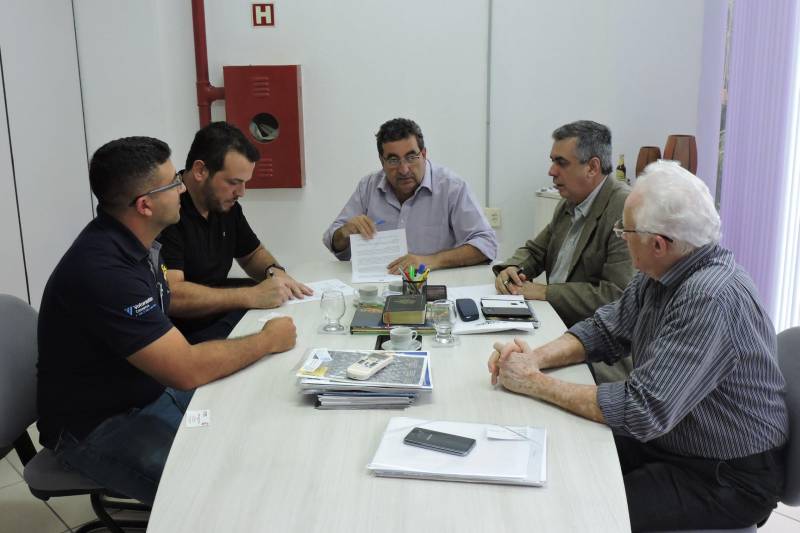 A Votorantim vai substituir sua matriz energética (coque de petróleo, não renovável) pela queima de caroços de açaí como fonte de energia em sua fábrica de cimento no município de Primavera (Nordeste do Pará). “O caroço de açaí é uma fonte renovável e hoje é um problema ambiental, mas assim se transforma em solução” explica o titular da Sedeme, Adnan Demachki. “Haverá uma diminuição significativa na emissão de C02 e a não-emissão de dióxido de enxofre, além de gerar alternativas novas de renda em municípios de baixo IDH e para famílias praticamente sem renda.” Na foto, Votorantim durante assinatura na Sedeme
FOTO: ASCOM SEDEME
DATA: 20.03.2018
IGARAPÉ-MIRI - PARÁ <div class='credito_fotos'>Foto: Ascom Sedeme | <a href='/midias/2018/originais/0b5eb1f7-74ae-49ab-b0ce-aedf1260dffd.jpg' download><i class='fa-solid fa-download'></i> Download</a></div>