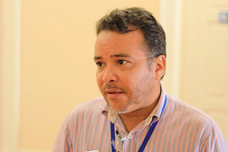 Estimular o espírito empreendedor e oportunizar a capacitação e aprendizado dos egressos do sistema penal. Esse é o objetivo da Superintendência do Sistema Penitenciário do Estado (Susipe), que em parceria com o Serviço Brasileiro de Apoio às Micro e Pequenas Empresas (Sebrae), promoveu, nesta quarta-feira (7), o curso “Aprendendo a Vender”. A iniciativa é da Coordenadoria de Assistência ao Egresso e Família (Caef), vinculada à Diretoria de Reinserção Social da Susipe. O curso foi realizado na Escola de Administração Penitenciária (EAP), em Belém, e teve o objetivo de capacitar e qualificar, na área de vendas para pequenos negócios, 25 egressos do sistema penitenciário que já receberam ou que ainda vão receber a linha de microcrédito oferecida pelo programa do Governo do Estado - o CredCidadão, que beneficia, especialmente, as pessoas de baixa renda e egressos do sistema penal oferecendo uma linha de crédito com juros mais baixos, visando apoio ao micro empreendedor e à geração de emprego e renda. Na foto, o analista e instrutor do Sebrae, Rafael Vasconcelos.
FOTO: AKIRA ONUMA / ASCOM SUSIPE
DATA: 07.11.2018
BELÉM - PARÁ <div class='credito_fotos'>Foto: Akira Onuma / Ascom Susipe | <a href='/midias/2018/originais/0b62ed15-fc51-4d45-99b3-4c3c209736b6.jpg' download><i class='fa-solid fa-download'></i> Download</a></div>