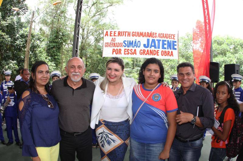 Um painel, no pátio da Escola Estadual de Ensino Médio Ruth Guimarães Ferreira, no distrito de Murinim, em Benevides, mostra 16 alunos da unidade aprovados nos últimos vestibulares. Desses, 12 irão estudar na Universidade Federal do Pará (UFPA). São os primeiros resultados de um processo que começou há nove meses, quando a escola entrou em reforma e ampliação. A nova “Ruth Guimarães Ferreira” foi entregue oficialmente nesta segunda-feira, 26, pelo governador Simão Jatene. Reformada e ampliada, a escola tem agora seis salas de aula; quatro laboratórios (multiuso, multidisciplinar, informática e de leitura); cozinha; refeitório e dispensa; quadra poliesportiva, vestiários feminino e masculino; área de convivência; sala para Atendimento Educacional Especializado (AEE) e acessos para pessoas com deficiência. Espaços de sobra para seus 892 alunos, distribuídos em três turnos do Ensino Médio. A obra custou R$ 2,446 milhões.
FOTO: CRISTINO MARTINS / AG. PARÁ
DATA: 26.03.2018
BENEVIDES - PARÁ <div class='credito_fotos'>Foto: Cristino Martins/Ag. Pará | <a href='/midias/2018/originais/0b7ec4c2-e4c1-4ca0-813a-a74532a7e729.jpg' download><i class='fa-solid fa-download'></i> Download</a></div>