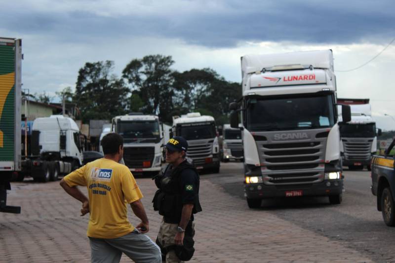 Vinte pontos que estavam interditados nas rodovias estaduais devido à greve dos caminhoneiros foram liberados. O sistema de segurança pública informa que em oito horas de operação e negociação com os grevistas chegou a um acordo para o desbloqueio. A estimativa é de que 5 mil caminhões retornaram às suas rotinas ainda durante a noite de quarta-feira, 30. Um dos pontos mais críticos para a descentralização dos manifestantes foi no KM 25 da BR 316, próximo à entrada da ilha de Mosqueiro. Somente lá, cerca de 500 caminhões deixaram o local de interdição.
FOTO: ASCOM SEGUP
DATA: 31.05.2018
BELÉM - PARÁ <div class='credito_fotos'>Foto: Ascom Segup | <a href='/midias/2018/originais/0b80a28c-47a9-4efc-8d3e-e0d24ea994e6.jpg' download><i class='fa-solid fa-download'></i> Download</a></div>