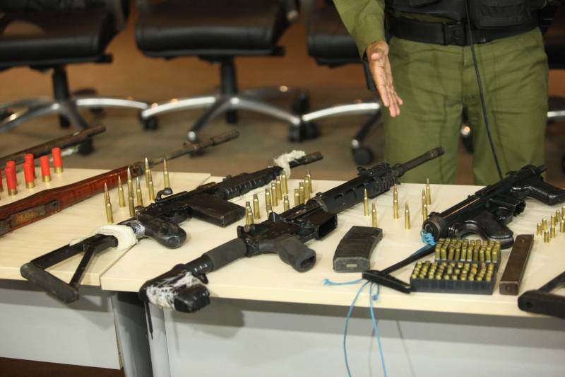 Durante incursões no Complexo Penitenciário de Santa Izabel e em área de mata das adjacências, foram apreendidas 11 armas, dois coletes, carregadores, farta munição, estoques, facas e ferramentas. A ação foi executada na terça (10) e na manhã de quarta-feira (11) por militares do Batalhão de Polícia Penitenciária (BPOP), Ronda Ostensiva Tática Metropolitana (Rotam), Companhia de Operações Especiais (COE) e Grupo Tático Operacional (GTO)/Comando de Policiamento Regional III – Castanhal. De acordo com a Polícia Militar, as armas são quatro fuzis, uma carabina, uma submetralhadora, duas espingardas, duas pistolas e uma arma caseira. Dentre os fuzis, estão três de calibre 7,62mm. Todo o material apreendido será encaminhado à Polícia Civil.
FOTO: THIAGO GOMES / AG. PARÁ
DATA: 11.04.2018
BELÉM - PARÁ <div class='credito_fotos'>Foto: Thiago Gomes /Ag. Pará | <a href='/midias/2018/originais/0b9481e5-c587-4594-a50a-162c6d910e75.jpg' download><i class='fa-solid fa-download'></i> Download</a></div>