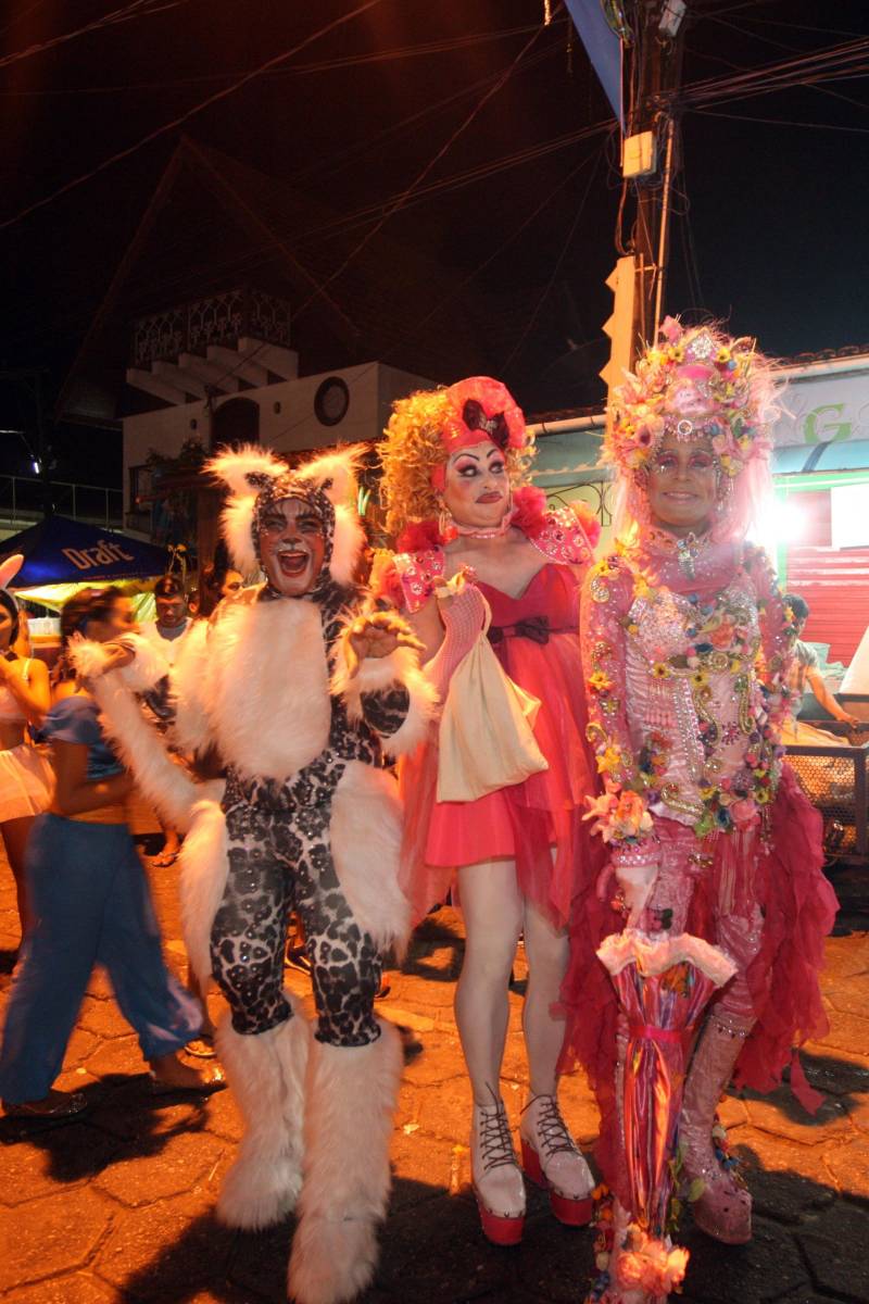 O professor Júlio Leal Gomes é natural de Vigia de Nazaré, no nordeste paraense, terra conhecida pela hospitalidade, principalmente em época festiva. Mantendo a tradição, no Carnaval Júlio e seus irmãos abrem a casa da família para amigos e outros parentes. Neste ano, o imóvel de quatro cômodos abrigou mais de 50 pessoas. Vigia tem um dos maiores e mais tradicionais carnavais do Pará. Nesta época do ano, a população do município, de 51.173 habitantes (Censo/IBGE), triplica com a chegada de brincantes oriundos de todo o Brasil, e os vigienses – igual coração de mãe - acolhem essa multidão. A estimativa é a cidade receber mais de 300 mil pessoas neste Carnaval.
FOTO: IGOR BRANDÃO / AG PARÁ
DATA: 13.02.2018
VIGIA - PARÁ <div class='credito_fotos'>Foto: IGOR BRANDÃO / AG. PARÁ | <a href='/midias/2018/originais/0ba4131c-31f7-4c9c-b287-d389854acb46.jpg' download><i class='fa-solid fa-download'></i> Download</a></div>