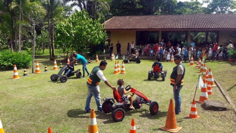 O projeto “Transitando nos Bares” (foto) abordou cerca de 70 pessoas na noite desta quinta-feira (20), no município de Marituba, Região Metropolitana de Belém. O trabalho é fruto da parceria entre os agentes de educação do Departamento de Trânsito do Estado do Pará (Detran) e da Diretoria de Trânsito do município, e teve início na terça-feira (18). O objetivo da ação é orientar condutores de veículos que bebida e álcool não combinam. Os agentes de educação já visitaram, também, escolas, pontos de mototaxistas, praças e outros locais movimentados do município.

FOTO: ASCOM / DETRAN
DATA: 21.12.2018
MARITUBA - PARÁ <div class='credito_fotos'>Foto: ASCOM DETRAN   |   <a href='/midias/2018/originais/0ba67f3e-87a4-4ab6-86f7-8d2ee63c6554.jpg' download><i class='fa-solid fa-download'></i> Download</a></div>