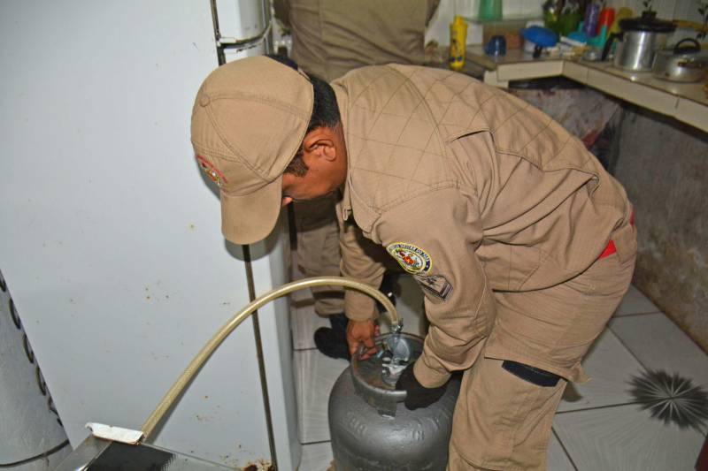 Moradores da comunidade Pantanal, no bairro do Mangueirão, em Belém, receberam, nesta terça-feira (10), 100 kits de gás de cozinha, contendo registro regulador e mangueira. A ação foi realizada pelo 27º Grupamento do Corpo de Bombeiros Militar do Pará. O objetivo da ação é demonstrar como se deve agir diante de uma situação de vazamento do Gás Liquefeito de Petróleo (GLP). A programação contou com o apoio da empresa Liquigás, que realizou a doação dos kits. Já a equipe da Defesa Civil orientou os moradores sobre prevenção de acidentes. “A necessidade é observar a validade do registro e das mangueiras, bem como desmistificar algumas situações quando se tenta impedir um vazamento”, explicou a sub-comandante do 27º GBM, Major Gabriela Contente. O 27º Grupamento de Bombeiros Militar fica no bairro do Mangueirão e atende sete bairros (Mangueirão, Castanheira, Marambaia, Una, Cabanagem, Parque Verde e Benguí) da capital paraense.
FOTO: CARLOS YURI / ASCOM CBMPA
DATA: 10.04.2018
BELÉM - PARÁ <div class='credito_fotos'>Foto: CARLOS YURI / ASCOM CBMPA | <a href='/midias/2018/originais/0ba92dc2-d7fb-46a6-9043-c4a43552b262.jpg' download><i class='fa-solid fa-download'></i> Download</a></div>