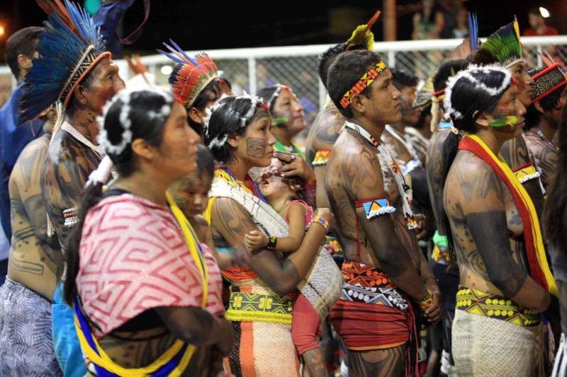 O dia começou cedo para os participantes da Semana dos Povos Indígenas, que ocorre em São Félix do Xingu, no sudeste do Pará. A vasta programação se estendeu durante toda a segunda-feira (16), com os serviços ofertados pelo Estado, os jogos e abertura oficial, à noite. Nesta segunda-feira também começaram as competições. Além do atletismo, com a corrida de 100 metros rasos para homens e mulheres, houve partidas de futsal feminino e de cabo de guerra masculino e feminino. Espalhados por diversos espaços da cidade, os jogos são uma atração muito esperada, tanto pelos índios quanto pelo público que prestigia as disputas.
FOTO: RODOLFO OLIVEIRA / AG. PARÁ
DATA: 16.04.2018
SÃO FÉLIX DO XINGU - PARÁ <div class='credito_fotos'>Foto: Rodolfo Oliveira/Ag. Pará | <a href='/midias/2018/originais/0bad779e-ae22-44a9-b7ac-5c5dfc64cc14.jpg' download><i class='fa-solid fa-download'></i> Download</a></div>