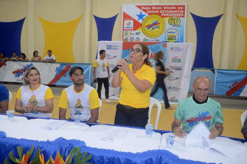 A cidade de Igarapé-Açu, no nordeste do Estado, sedia, até o próximo dia 20, a terceira etapa regional da 60ª edição dos Jogos Estudantis Paraenses (Jeps), uma ação esportivo-educacional que, ao longo de 60 anos propõe disseminar a cultura da paz e descobrir talentos esportivos. Cerca de 800 pessoas, entre atletas, professores e a comunidade participaram da cerimônia de abertura, nesta quarta-feira, 16, no ginásio Daniel Torres. Além de Igarapé-Açu, a terceira etapa também ocorre no município de Mocajuba. Na foto, a diretora geral dos Jeps, Ana Glória Guerreiro.
FOTO: RAI PONTES / ASCOM SEDUC
DATA: 16.05.2018
IGARAPÉ-AÇU - PARÁ <div class='credito_fotos'>Foto: Rai Pontes/Ascom Seduc | <a href='/midias/2018/originais/0bb087fb-7c7d-44fa-8589-5e8e1a80f2d1.jpg' download><i class='fa-solid fa-download'></i> Download</a></div>