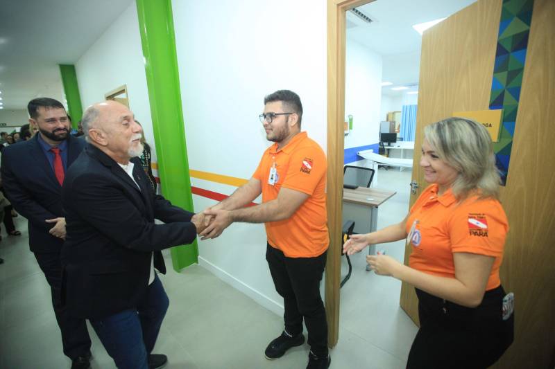 Um espaço moderno, com atendimento de alta qualidade. Assim é o Centro Integrado de Inclusão e Reabilitação (CIIR), inaugurado pelo Governo do Estado na tarde desta quarta-feira (30). O centro integra vários serviços em um único local. Da assistência médica, odontológica, passando pela reabilitação, capacitação, oficinas para produção de próteses e serviço de apoio e diagnósticos em crianças, jovens e adultos com deficiência no Estado do Pará. Localizado na rodovia Arthur Bernardes, em Belém, às margens da Baía do Guajará, o Centro Integrado é o primeiro na região Norte e fica em uma área total de mais de 40 mil metros quadrados. A obra foi iniciada em março de 2014 e está orçada em mais de R$ 32 milhões, recursos do tesouro estadual. O CIIR faz parte das ações previstas pelo Governo do Estado ampliando os serviços já oferecidos pela Secretaria de Estado de Saúde Pública (Sespa).
FOTO: THIAGO GOMES / AG. PARÁ
DATA: 30.05.2018
BELÉM - PARÁ <div class='credito_fotos'>Foto: Thiago Gomes /Ag. Pará | <a href='/midias/2018/originais/0bb53753-bac9-4035-9b23-13326d1ff3ff.jpg' download><i class='fa-solid fa-download'></i> Download</a></div>