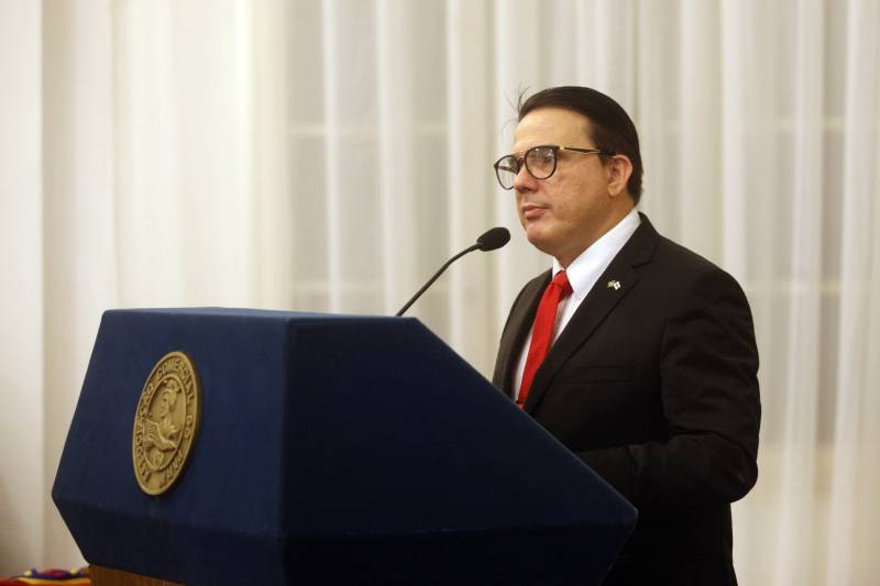 O governador Simão Jatene foi homenageado pela Associação do Corpo Consular no Estado do Pará (ACCP) com a Comenda do Mérito Consular João Clemente Baena Soares. A maior honraria da entidade foi entregue na noite desta quinta-feira (22), no salão nobre do prédio sede da Associação Comercial do Pará (ACP), em Belém. Na foto, o presidente da ACCP, João Augusto Lobato Rodrigues.
FOTO: IGOR BRANDÃO / AG. PARÁ
DATA: 22.02.2018
BELÉM - PARÁ <div class='credito_fotos'>Foto: IGOR BRANDÃO / AG. PARÁ | <a href='/midias/2018/originais/0bc2203a-e4d4-4e6d-8c5d-c268af4d5edd.jpg' download><i class='fa-solid fa-download'></i> Download</a></div>