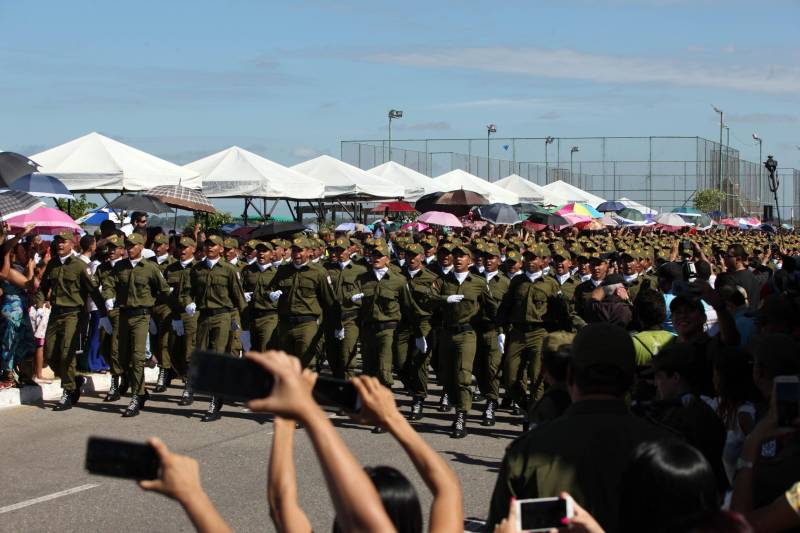 A cerimônia de formatura dos novos praças da Polícia Militar ocorreu na manhã desta segunda-feira (9), simultaneamente, em Belém e outros seis municípios paraenses: Santa Izabel, Castanhal, Barcarena, Capanema, Bragança e Tucuruí. Em Parauapebas, Marabá, Breves, Soure e Conceição do Araguaia, a formatura será celebrada na quinta-feira, dia 12. Na sexta-feira, dia 13, é a vez de Santarém, Altamira, Paragominas e Itaituba. O governador Simão Jatene presidiu a cerimônia de formatura no Portal da Amazônia, bairro da Cidade Velha, em Belém. Milhares de familiares dos formandos lotaram o espaço para entregar aos novos policiais militares seus diplomas de conclusão de curso.
FOTO: SIDNEY OLIVEIRA / AG. PARÁ
DATA: 09.07.2018
BELÉM - PARÁ <div class='credito_fotos'>Foto: Sidney Oliveira/Ag. Pará | <a href='/midias/2018/originais/0bc5d66d-5e03-4a9d-a7a6-ba786bae3b62.jpg' download><i class='fa-solid fa-download'></i> Download</a></div>