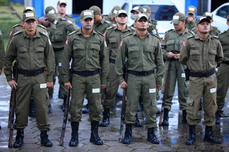 Cerca de 2.400 policiais militares que estão em processo de formação por meio dos Cursos de Formação de Praças (CFP), de Oficiais (CFO), de Habilitação de Oficiais (CHO) e de Adaptação de Oficiais (CHO). Durante a caminhada (foto), a Academia de Polícia Militar “Cel Fontoura” executou a primeira marcha administrativa para exercitar os pelotões do Curso de Formação de Oficiais (CFO) e do Curso de Adaptação de Oficiais da PMPA (CADO) nos deslocamentos a pé por longos percursos. A caminhada de 10 Km contou com a participação de 183 alunos da Academia de Polícia Militar.
FOTO: MÁCIO FERREIRA / AG. PARÁ
DATA: 15.02.2018
MARITUBA - PARÁ <div class='credito_fotos'>Foto: MÁCIO FERREIRA/ AG. PARÁ | <a href='/midias/2018/originais/0bc62b60-52da-4f12-93bf-63f1a36f5213.jpg' download><i class='fa-solid fa-download'></i> Download</a></div>