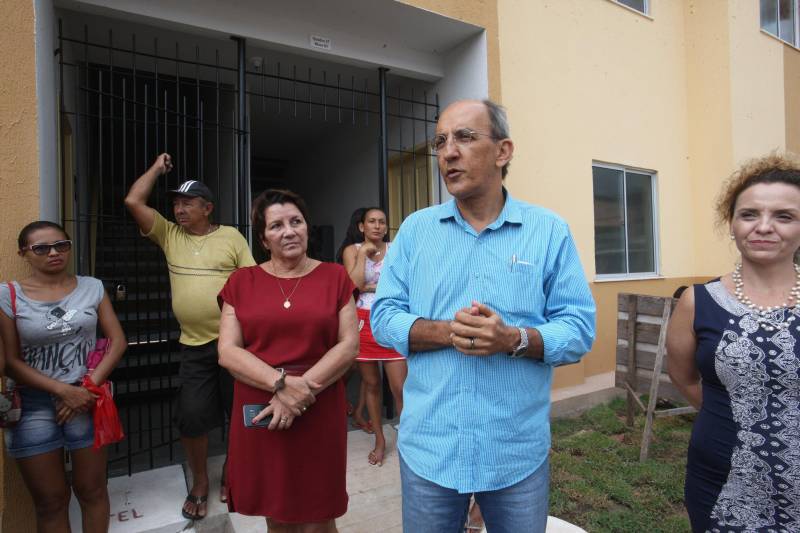 A tarde desta quarta-feira (02), foi de alegria para vinte famílias do Projeto Taboquinha, em Icoaraci, que ganharam uma nova habitação, com sala, cozinha, banheiro, dois quartos e área externa. Elas receberam as chaves de seus apartamentos das mãos da presidente da COHAB, Lene Farinha, de diretores da Companhia de Habitação e do deputado federal Arnaldo Jordy. Segundo a presidente da COHAB, Lene Farinha, o projeto Taboquinha "sempre foi dinâmico e já conseguimos avançar muito aqui. Falta entregar cerca de quarenta e quatro unidades habitacionais e fazer a revitalização dos canais, para assim concluirmos as obras", declarou. Ela solicitou que os novos moradores zelem pelas unidades e conservem as áreas livres. Ela também anunciou que está sendo preparada uma área ao lado da ponte do Cruzeiro destinada a um projeto voltado exclusivamente para os pescadores.
FOTO: CARLOS SODRÉ / AG. PARÁ
DATA: 02.05.2018
BELÉM - PARÁ <div class='credito_fotos'>Foto: Carlos Sodré/Agência Pará | <a href='/midias/2018/originais/0bc78c3e-e64c-4343-87eb-4b2e3374ab4a.jpg' download><i class='fa-solid fa-download'></i> Download</a></div>