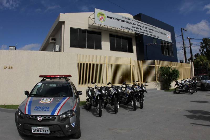 Sempre que algum caso ligado à segurança envolvendo crianças ou adolescentes acontecia em Ananindeua, Marituba ou municípios vizinhos, os agentes eram obrigados a se deslocar ate Belém. Os municípios da Região Metropolitana não dispunham de uma unidade da Data, Divisão de Atendimento ao Adolescente. E nesta quarta-feira, 30, esse problema acabou. O Governo do Pará inaugurou as novas instalações da 2ª Data do Pará, na Rodovia Mario Covas, em Ananindeua. Vinculada à Diretoria de Atendimento a Grupos Vulneráveis, a unidade terá circunscrição em Ananindeua, Marituba, Benevides e Santa Bárbara do Pará. 

FOTO: CRISTINO MARTINS / AG. PARÁ
DATA: 30.05.2018
 <div class='credito_fotos'>Foto: Cristino Martins/Ag. Pará   |   <a href='/midias/2018/originais/0bcbf83d-8e59-40da-aa1d-57745cfac22c.jpg' download><i class='fa-solid fa-download'></i> Download</a></div>