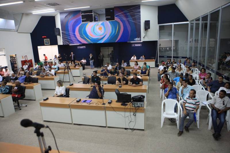A obra de saneamento integrado que está sendo executada pelo Governo do Estado na Bacia do Tucunduba, em Belém, foi o tema de Audiência Pública (foto) realizada na manhã desta sexta-feira (15), na Câmara Municipal de Belém. Considerada a segunda maior bacia hidrográfica da capital, o Tucunduba atravessa quatro bairros: Guamá, Terra Firme, Canudos e Marco. Quando for concluído, o projeto vai beneficiar diretamente cerca de 250 mil moradores da área. Participaram diretores da área social e técnica da Secretaria de Estado de Desenvolvimento Urbano e Obras Públicas (Sedop), da Secretaria Municipal de Saneamento e representantes de Associações Comunitárias do Tucunduba.
FOTO: RODOLFO OLIVEIRA / AG. PARÁ
DATA: 15.06.2018
BELÉM - PARÁ <div class='credito_fotos'>Foto: Rodolfo Oliveira/Ag. Pará | <a href='/midias/2018/originais/0bcf22a3-b4f9-4d38-8ad5-436e42aa341a.jpg' download><i class='fa-solid fa-download'></i> Download</a></div>