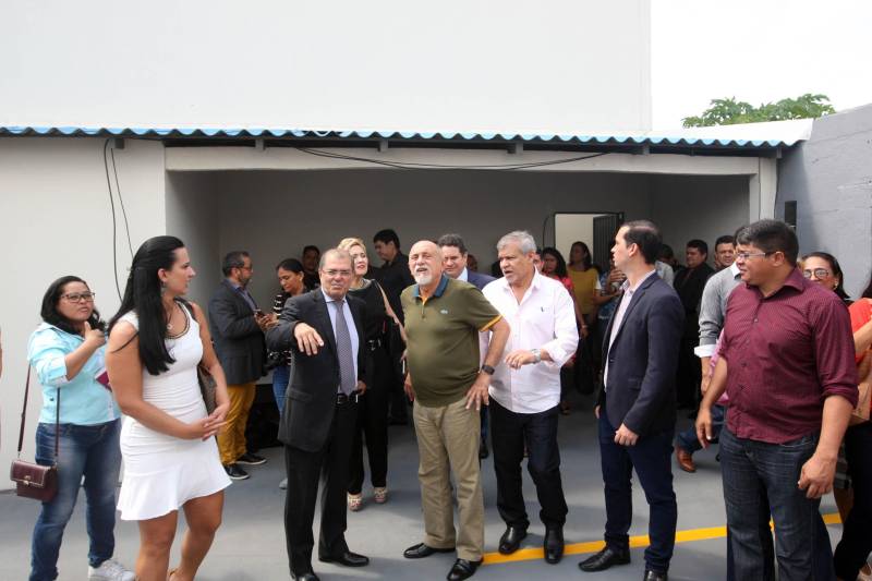 O Governo do Estado entregou nesta sexta-feira, 26, mais uma unidade Pro Paz Mulher. O governador Simão Jatene (foto) fez a entrega do novo espaço, que fica em Ananindeua, na Região Metropolitana de Belém e visa ampliar o atendimento humanizado e integral às mulheres em situação de violência de gênero. “Não é apenas um espaço de atendimento às mulheres, mas é, antes de tudo, um espaço de construção da cultura da paz”, disse o governador durante a inauguração.
FOTO: SIDNEY OLIVEIRA / AG. PARÁ
DATA: 26.10.2018
ANANINDEUA - PARÁ <div class='credito_fotos'>Foto: Sidney Oliveira/Ag. Pará | <a href='/midias/2018/originais/0bcf3ece-7059-4cb4-b609-992c0632d77e.jpg' download><i class='fa-solid fa-download'></i> Download</a></div>