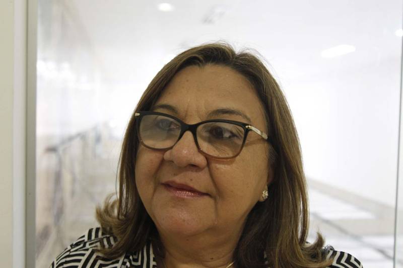 O Núcleo de Desenvolvimento Educacional da Fábrica Esperança foi inaugurado em Belém nesta segunda (21), em parceria com a Superintendência do Sistema Penitenciário do Estado (Susipe) e Secretaria de Estado de Educação (Seduc). O espaço será destinado exclusivamente a educação formal e a profissionalização de egressos do sistema penal. "Temos um convênio com a Superintendência do Sistema Penal desde 2009 e ele foi ampliado em 2016, quando foi incluída a Fabrica Esperança. Iniciamos aqui com um ensino personalizado, e agora com a criação do Núcleo vamos atender essas pessoas, tanto na educação formal, quanto na educação profissionalizante, de forma diferenciada aplicando uma metodologia específica para atender os egressos. Sabemos da importância do papel da educação na ressocialização dessas pessoas", explicou a coordenadora Estadual de Educação de Jovens e Adultos, Nuncia Azevedo (foto). O Núcleo Educacional irá oferecer aos egressos educação regular conforme determina o Programa Nacional de Integração da Educação Profissional com a Educação Básica na Modalidade da Educação de Jovens e Adultos (PROEJA), além dos cursos de capacitação voltados para as área de: costura Industrial, panificação, serigrafia e auxiliar de serviços gerais, entre outros.
FOTO: AKIRA ONUMA / ASCOM SUSIPE
DATA: 21.05.2018
BELÉM - PARÁ <div class='credito_fotos'>Foto: Akira Onuma / Ascom Susipe | <a href='/midias/2018/originais/0bdf3233-f661-4cfc-a053-2608711b1337.jpg' download><i class='fa-solid fa-download'></i> Download</a></div>