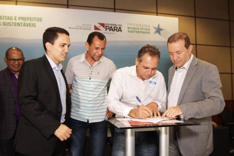 O primeiro dia do Fórum Permanente de Prefeitas e Prefeitos dos Municípios Sustentáveis contou com a participação de 85 prefeitos , 17 vices e 21 secretários municipais dos 141 municípios manifestaram interesse em adotar as diretrizes do programa. Para o governador Simão Jatene, esta grande participação simboliza a união de agentes públicos que colocaram os interesses coletivos acima dos interesses individuais para construir um estado melhor para todos. Com o tema “Gestão Compartilhada”, o evento traz as experiências e os desdobramentos das agendas governamentais que foram planejadas em parceria com as gestões municipais. Através da Secretaria Extraordinária de Municípios Sustentáveis (Semsu) Governo do Pará, por meio da Semsu, investe na capacitação dos municípios para a promoção de uma gestão fiscal eficiente. Para Izabela Jatene, este primeiro dia serviu para sinalizar o quanto os gestores estão preocupados com o equilíbrio da questão fiscal dos municípios e em desenvolver uma governança compartilhada para desenvolver seus municípios.
FOTO: CRISTINO MARTINS / AG. PARÁ
DATA: 07.02.2018
BELÉM - PARÁ <div class='credito_fotos'>Foto: Cristino Martins/Ag. Pará | <a href='/midias/2018/originais/0be238a4-e290-4799-8490-02aec758e3c4.jpg' download><i class='fa-solid fa-download'></i> Download</a></div>