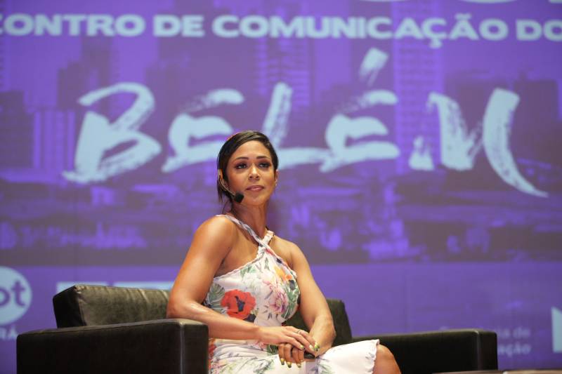 A Secretaria de Comunicação do Estado ( Secom) deu início na tarde desta segunda-feira (11), no Ginásio do Sesi, ao Publicom Belém. Criado em 2013 , o Publicom é um Encontro de Comunicação voltado para profissionais e estudantes do Pará, um compromisso assumido pela secretaria de discutir a Comunicação em todos os cantos do Estado. Ao longo de cinco anos, o evento já passou por Belém, Altamira, Bragança, Breves, Marabá, Paragominas, Parauapebas, Redenção, Santarém e Xinguara. Este ano, o Publicom já esteve em Breves, Altamira e Marabá. “Colocamos como desafio realizar 4 edições do Publicom em apenas 6 meses, e estamos concluindo isso. Contemplamos todas as macro-regiões do Estado, levando qualificação, reflexão e um debate sobre como é feita a comunicação, hoje, no Brasil e no Pará, e como os profissionais de comunicação podem fazer para melhorar cada vez mais. A Secretaria de Comunicação é uma secretaria que valoriza as políticas públicas e o Publicom veio para reforçar isso", destacou o secretário de Estado de Comunicação, Daniel Nardin.
FOTO: MÁCIO FERREIRA / AG. PARÁ
DATA: 11.06.2018
BELÉM - PARÁ <div class='credito_fotos'>Foto: MÁCIO FERREIRA/ AG. PARÁ | <a href='/midias/2018/originais/0bf904ab-044f-43bf-a9bd-7e74709e275a.jpg' download><i class='fa-solid fa-download'></i> Download</a></div>