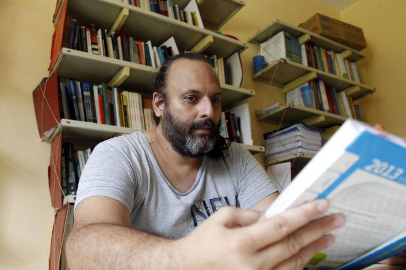 Chegar a uma faculdade e concluir um curso superior é um sonho acalentado pela maioria dos brasileiros. Dentro dos presídios, esse sonho tem um significado ainda maior: é a oportunidade de começar uma nova vida e voltar ao convívio social. No ano passado, sete detentos custodiados no Presídio Estadual Metropolitano I (PEM I), dentro do Complexo Penitenciário de Marituba, na Região Metropolitana de Belém, foram aprovados no Programa Universidade para Todos (Prouni), do Ministério da Educação (MEC). Criado pelo governo federal em 2004, o Prouni oferece bolsas de estudo integrais e parciais em instituições privadas de educação superior. No Pará, 40 internos foram inscritos no programa e, até o momento, sete foram aprovados. Na foto, o detento Carlos Brito de Carvalho, 44 anos.
FOTO: AKIRA ONUMA / ASCOM SUSIPE
DATA: 21.03.2018
BELÉM - PARÁ <div class='credito_fotos'>Foto: Akira Onuma / Ascom Susipe | <a href='/midias/2018/originais/0bfac5c5-5c2a-475d-b6a1-a2601c8fbcd1.jpg' download><i class='fa-solid fa-download'></i> Download</a></div>