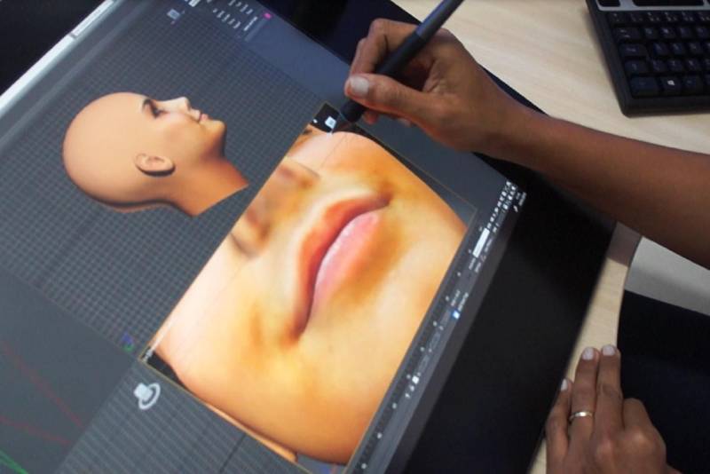 A Polícia Civil do Pará já dispõe de um equipamento que melhora a qualidade das imagens de câmeras de segurança usadas em investigações de crimes. A Mesa Digitalizadora está instalada no Laboratório de Análise de Imagens e Prosopografia, na sede da Divisão de Homicídios, em Belém, a serviço da Diretoria de Identificação da Polícia Civil. O novo equipamento permite melhorar as imagens obtidas por policiais civis responsáveis pela investigação de crimes, como roubos e homicídios. "Poderemos trabalhar para que se possa ter uma melhor definição das imagens e contribuir com o trabalho da polícia", explica a papiloscopista Daniella Moura, que atua no Laboratório de Análise de Imagens e Prosopografia. Para utilizar o novo recurso, os profissionais de Identificação da Polícia Civil passarão por treinamentos.
FOTO: ASCOM / POLÍCIA CIVIL
DATA: 12.02.2018
BELÉM - PARÁ <div class='credito_fotos'>Foto: Ascom / Polícia Civil | <a href='/midias/2018/originais/0c008925-952a-4dd6-91c3-2f0809c63d23.jpg' download><i class='fa-solid fa-download'></i> Download</a></div>
