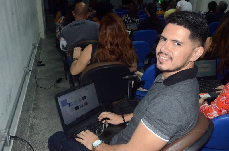 O celular, até então, grande vilão durante as aulas das escolas convencionais, promete ser um grande aliado da educação a partir da capacitação do Sedutec – programa que a Secretaria de Educação do Pará (Seduc), implanta na rede pública de ensino para disseminar o uso das ferramentas do Google para Educação, no âmbito das escolas e da gestão. Para o professor William Freire (foto), do município de Nova Timboteua, a formação é imprescindível para utilização do Google como ferramenta auxiliar na educação

FOTO: ELISEU DIAS / ASCOM SEDUC
DATA: 25.05.2018
BELÉM - PARÁ <div class='credito_fotos'>Foto: Eliseu Dias / Ascom Seduc   |   <a href='/midias/2018/originais/0c02dd5a-c149-4ab0-8115-2f0462f994c1.jpg' download><i class='fa-solid fa-download'></i> Download</a></div>