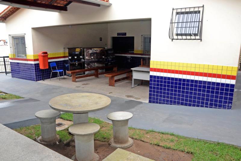 A Escola de Ensino Médio Professor Galvão (foto), em Augusto Corrêa, segue o mesmo padrão estrutural, com 13 novas salas de aula, laboratórios, além de copa, cozinha, banheiros e quadra coberta. A unidade escolar recebeu a instalação de 44 centrais de ar, 26 computadores, 26 monitores e 500 novas carteiras, que vão atender 1.380 alunos. A obra recebeu R$ 3.049.931,38 mil em investimentos. Segundo a aluna Natália Reis de Assis, estudante do 2º  do ano do Ensino Médio na Escola Professor Galvão, “na antiga escola tínhamos dificuldade de aprender nas aulas, pois fazia muito calor nas salas de aula. Hoje, temos salas refrigeradas, isoladas do barulho e agora as aulas são mais dinâmicas”, avalia.

FOTO: FERNANDO NOBRE / ASCOM SEDUC
DATA: 17.12.2018
AUGUSTO CORRÊA - PARÁ <div class='credito_fotos'>Foto: FERNANDO NOBRE/ASCOM SEDUC   |   <a href='/midias/2018/originais/0c04c548-905a-4291-8488-6141864aebc1.jpg' download><i class='fa-solid fa-download'></i> Download</a></div>