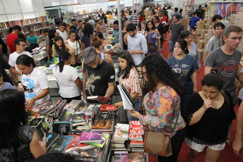 Uma programação extensa e diversificada marcou a abertura das atividades da XXII Feira Pan-Amazônica do Livro (foto) neste sábado (2), no Hangar – Centro de Convenções e Feiras da Amazônia, em Belém. Um grande público compareceu no primeiro dia, aproveitando as atrações culturais e as exposições nos estandes de livros.

FOTO: CRISTINO MARTINS / AG. PARÁ
DATA: 02.06.2018
BELÉM - PARÁ <div class='credito_fotos'>Foto: Cristino Martins/Ag. Pará   |   <a href='/midias/2018/originais/0c0cbd86-c3d8-4694-ab8d-b68296959145.jpg' download><i class='fa-solid fa-download'></i> Download</a></div>