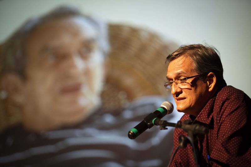 Cerimônia de comemoração dos 25 anos da Uepa (Jubilei de prata) e entrega de título de doutor Honoris Causa ao médico, folclorista e ambientalista Camillo Vianna. O evento foi realizado na noite desta terça-feira, 29, no auditório do Sesi, em Belém.
Na foto, Flávio Vianna, filho do médico Camillo Vianna.
FOTO: NAILANA THIELY / ASCOM UEPA
DATA: 29.05.18
BELÉM - PARÁ <div class='credito_fotos'>Foto: Nailana Thiely / Ascom Uepa | <a href='/midias/2018/originais/0c108dc0-e3fb-4a04-8512-d79422355207.jpg' download><i class='fa-solid fa-download'></i> Download</a></div>