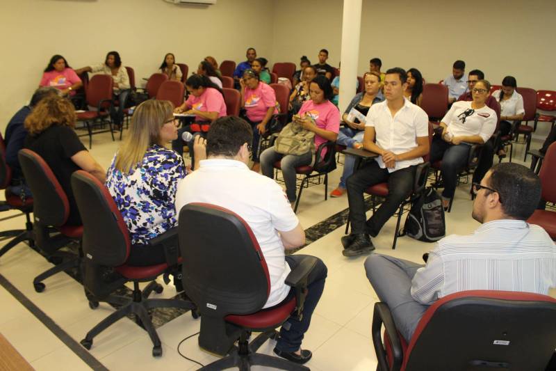 Alunos do curso de “Técnicas de gestão de resíduos sólidos” e de “Boas práticas higiênico sanitárias dos alimentos” foram certificados pelo Programa Pará Profissional. Ao todo, 32 concluintes estiveram presentes na cerimônia, que ocorreu no auditório da Casa Civil, na quinta-feira (28). O Programa Pará Profissional é um dos instrumentos utilizados no combate à desigualdade inter-regional no Estado, por meio da qualificação profissional da mão de obra local. Coordenado pela Secretaria de Estado de Ciência, Tecnologia e Educação Profissional e Tecnológica (Sectet), o programa é amparado pela Lei 8.427, de 16 de novembro de 2016. As ofertas de cursos são feitas de acordo com as demandas vindas dos setores produtivos de cada região do estado, mediante oficinas, reuniões e solicitações diretas das prefeituras.
FOTO: ERIKA TORRES / ASCOM NAC
DATA: 01.03.2018
BELÉM - PARÁ <div class='credito_fotos'>Foto: ERIKA TORRES / ASCOM NAC | <a href='/midias/2018/originais/0c11a856-7667-402c-9ef5-08b3292bd79e.jpg' download><i class='fa-solid fa-download'></i> Download</a></div>