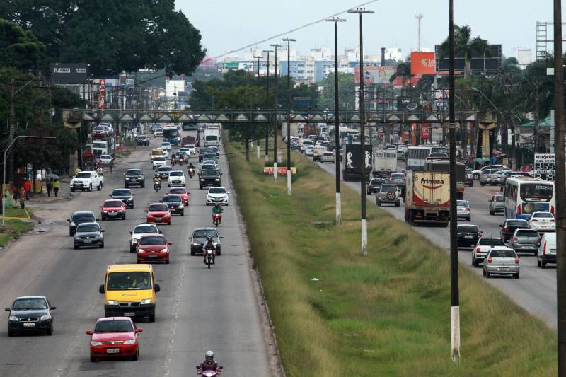Neste final de semana, a passarela que fica na Rodovia BR-316, em frente ao campus da Unama, vai ser interditada em caráter de urgência para ser substituída, após o desprendimento de uma estrutura de ferro ter ocorrido na última segunda-feira (11). A intervenção foi anunciada durante entrevista coletiva com o titular da Secretaria de Estado de Transportes (Setran), Kleber Menezes (foto), e o coordenador adjunto da Defesa Civil no Estado, Coronel Francisco Cantuária. Ao longo dos 18 quilômetros da Rodovia BR-316 que pertence a jurisdição do Governo do Estado existem oito passarelas, das quais duas estão em perfeito estado - Pórtico Metrópole e em Marituba - e cinco necessitam de cuidado e intervenção imediata, mas não colocam em risco pedestres ou veículos.
FOTO: CRISTINO MARTINS/ AG. PARÁ
DATA: 15.12.2017
BELÉM - PARÁ <div class='credito_fotos'>Foto: ASCOM NGTM | <a href='/midias/2018/originais/0c203af2-6dc1-49ff-87f2-ededd32197e7.jpg' download><i class='fa-solid fa-download'></i> Download</a></div>