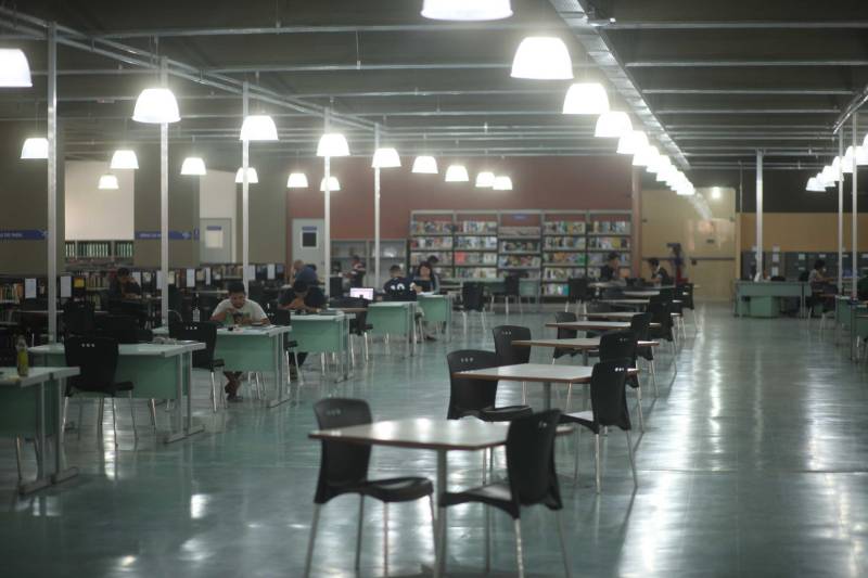 Ao entrar na Biblioteca Arthur Viana, localizada no Centro Cultural e Turístico Tancredo Neves (Centur), é possível visualizar e sentir as diferenças logo ao chegar. O espaço, que desde 2015 passava por reformas, está completamente pronto para sua reinauguração, que deve acontecer já na próxima semana. Iluminação adequada, climatização renovada, mudança de estantes e outros móveis que contribuíram para a ampliação do espaço, além de um verdadeiro upgrade em diversos espaços de convivência, serviços e estudos, trouxeram novos ares a centenária biblioteca.
FOTO: THIAGO GOMES / AG. PARÁ
DATA: 27.04.2018
BELÉM - PARÁ <div class='credito_fotos'>Foto: Thiago Gomes /Ag. Pará | <a href='/midias/2018/originais/0c2b342d-95b1-49d7-9371-8006407a0e29.jpg' download><i class='fa-solid fa-download'></i> Download</a></div>