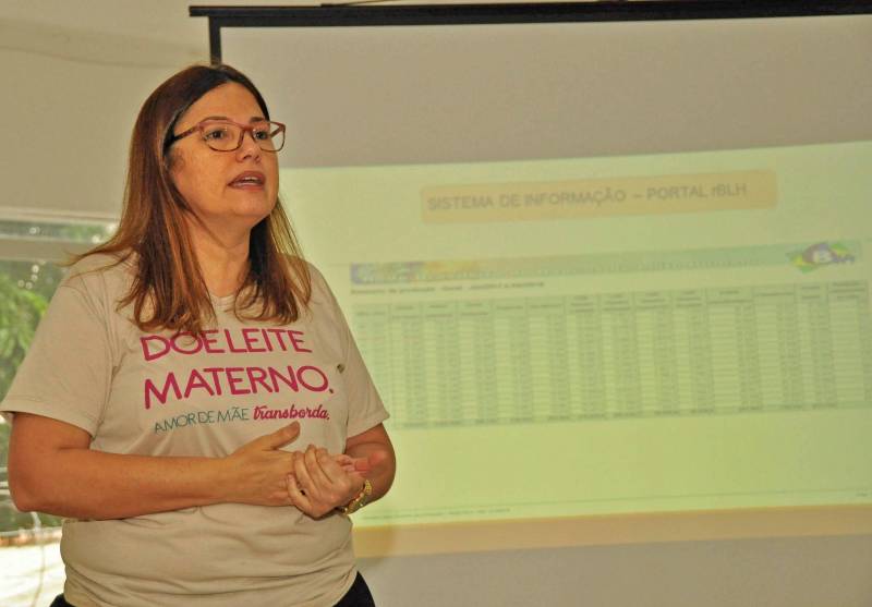 As estratégias de incentivo à amamentação estiveram entre as discussões principais do Fórum de Bancos de Leite Humano do Estado do Pará, iniciado em Belém nesta segunda-feira, 28, como o primeiro de três eventos cujo objetivo é ampliar o debate sobre políticas públicas e as estratégias que já incentivam a amamentação e a distribuição de leite a bebês prematuros e de baixo peso. Nesta terça e quarta-feira, 29 e 30, ainda serão realizados o II Curso de Sensibilização de Gestores para o Hospital Amigo da Criança e o II Workshop dos Hospitais Amigos da Criança do Pará. Alusivas ao Dia Mundial de Doação de Leite Humano, ocorrido no dia 19 de maio, as atividades são realizadas a partir da articulação da Coordenação de Saúde da Criança da Secretaria de Estado de Saúde Pública (Sespa), no auditório da Secretaria de Estado de Assistência Social, Trabalho, Emprego e Renda (Seaster), sempre pelas manhãs. Na foto, a coordenadora do Banco de Leite da Santa Casa, Cynara Souza.
FOTO: JOSÉ PANTOJA / ASCOM SESPA
DATA: 28.05.2018
BELÉM - PARÁ <div class='credito_fotos'>Foto: José Pantoja / Ascom Sespa | <a href='/midias/2018/originais/0c2b9485-4cbb-4e81-b1ca-14a1ab21e44a.jpg' download><i class='fa-solid fa-download'></i> Download</a></div>