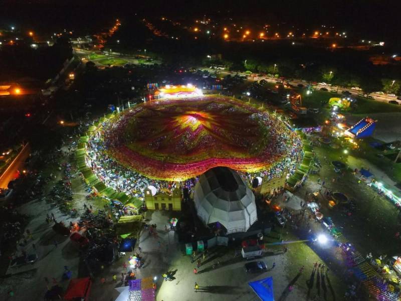 A população de Augusto Corrêa, na região do Caeté, nordeste paraense, terá quatro dias de efervescência cultural, mostrando a dança, a música, os sabores e os cheiros característicos da gastronomia típica do período junino paraense, produzido no município durante a XXIX Feira da Cultura Popular - Arraial Urumajó 2018 (foto). A programação será realizada a partir desta quinta-feira, 28, e segue até 1º de julho, no campo Santa Cruz, na entrada da cidade, com apresentações de bois-bumbás, cordões de pássaros e show com artistas e grupos locais, regionais e nacionais. Segundo Luciana Lemos, titular do Departamento de Cultura (Decult) da Prefeitura de Augusto Corrêa, a edição 2018 da Feira da Cultura Popular foi projetada numa área circunferencial de 36 metros para todos os lados, com espaços específicos para atender a toda a programação do evento, incluindo 36 barracas gastronômicas, dois palcos para as apresentação de shows da cultura popular e das bandas, além da Casa do Xote, onde ocorrerão algumas apresentações locais e as festas de aparelhagens.
FOTO: ASCOM / PREFEITURA DE AUGUSTO CORRÊA
DATA: 28.06.2018
AUGUSTO CORRÊA - PARÁ <div class='credito_fotos'>Foto: ASCOM / PREFEITURA DE AUGUSTO CORRÊA | <a href='/midias/2018/originais/0c303251-413e-4bc9-948d-28375dae5603.jpg' download><i class='fa-solid fa-download'></i> Download</a></div>