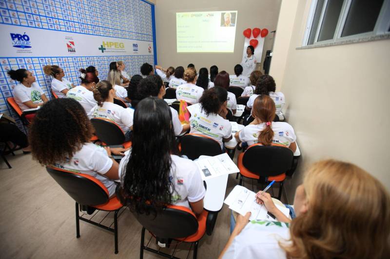 Começou nesta segunda-feira (18), a quinta turma do curso de Cuidador de Idosos, ofertado pelo Hospital Público Estadual Galileu (HPEG), em Belém. O curso é totalmente gratuito e voltado para pessoas de baixa renda, que buscam especialização no cuidado com a pessoa idosa.
FOTO: MÁCIO FERREIRA / AG. PARÁ
DATA: 19.06.2018
BELÉM - PARÁ <div class='credito_fotos'>Foto: MÁCIO FERREIRA/ AG. PARÁ | <a href='/midias/2018/originais/0c33b383-e319-4d12-9842-efcdb6b8d0fa.jpg' download><i class='fa-solid fa-download'></i> Download</a></div>