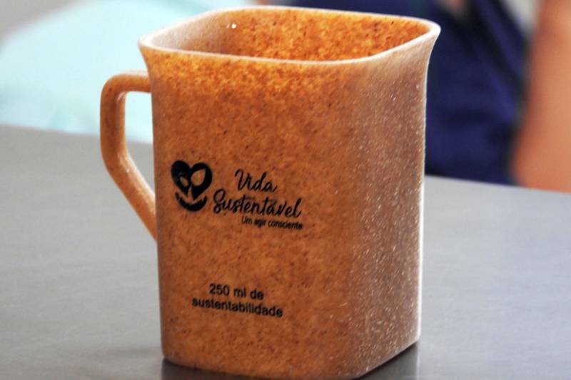 As ações de sustentabilidade desenvolvidas pelo Hospital Regional Público da Transamazônica (HRPT), em Altamira (PA), foram reconhecidas durante o 10º Seminário Hospitais Saudáveis, realizado em São Paulo (SP), neste mês de dezembro. A Unidade recebeu a certificação de Menção Honrosa por três projetos desenvolvidos com foco no reaproveitamento de resíduos sólidos e, consequentemente, preservação do meio ambiente. A utilização das canecas sustentáveis (foto) feitas com o reaproveitamento da fibra de coco foi proposta por meio do projeto “Dê Asas”, que incentiva colaboradores a pensarem em melhorias para a Unidade.

FOTO: ASCOM HRPT
DATA: 19.12.18
ALTAMIRA - PARÁ <div class='credito_fotos'>Foto: ASCOM HRPT   |   <a href='/midias/2018/originais/0c37b3b9-7761-4bab-9e80-ad71a18af9d2.jpg' download><i class='fa-solid fa-download'></i> Download</a></div>