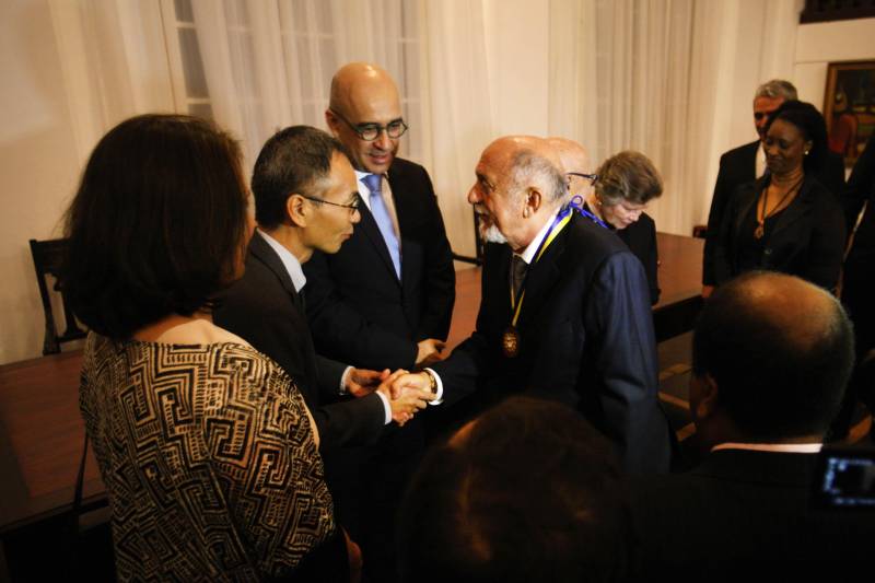 O governador Simão Jatene foi homenageado pela Associação do Corpo Consular no Estado do Pará (ACCP) com a Comenda do Mérito Consular João Clemente Baena Soares. A maior honraria da entidade foi entregue na noite desta quinta-feira (22), no salão nobre do prédio sede da Associação Comercial do Pará (ACP), em Belém.
FOTO: IGOR BRANDÃO / AG. PARÁ
DATA: 22.02.2018
BELÉM - PARÁ <div class='credito_fotos'>Foto: IGOR BRANDÃO / AG. PARÁ | <a href='/midias/2018/originais/0c3ee018-15e5-4779-8273-291aeb75c5ff.jpg' download><i class='fa-solid fa-download'></i> Download</a></div>