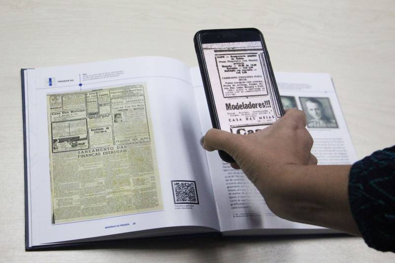 Se você achava que objetos pulando para fora da tela era coisa de filme de ficção científica, está na hora de rever seus conceitos. Aliás, o que acontece com a Realidade Aumentada (foto) é o contrário: você pula para dentro do mundo virtual para interagir com uma nova dimensão no modo como executamos tarefas. Essa tecnologia já está disponível no Prodepa RA, o software de Realidade Aumentada desenvolvido pela Empresa de Tecnologia da Informação e Comunicação do Estado do Pará (Prodepa). Hitoshi Seki, assessor da Prodepa, explica que Realidade Aumentada é uma tecnologia que permite que o mundo virtual seja misturado ao real, possibilitando maior interação. “O aplicativo lembra muito cenas do filme Harry Potter, quando mostrava um jornal e a imagem do jornal era animada, como se ela estivesse viva. O Prodepa RA faz isso também, só que através da tela do celular. Aponta-se o celular para uma imagem e essa imagem vai virar um vídeo, uma imagem em alta resolução ou até um áudio”.

FOTO: ASCOM / PRODEPA
DATA: 12.12.2018
BELÉM - PARÁ <div class='credito_fotos'>Foto: Ascom Prodepa   |   <a href='/midias/2018/originais/0c444fc8-7caa-490c-8690-3333d89ea398.jpg' download><i class='fa-solid fa-download'></i> Download</a></div>