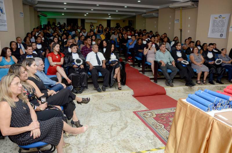 O auditório da Escola Técnica Deodoro de Mendonça, em Belém, sediou muito mais que uma cerimônia de formatura na noite desta sexta-feira (16). O clima no evento era de conquista, de vitória e de possibilidades de um futuro promissor para os 91 novos formandos dos cursos profissionalizantes ofertados pela Secretaria de Estado de Educação (Seduc).
FOTO: RAI PONTES / ASCOM SEDUC
DATA: 16.03.2018
BELÉM - PARÁ <div class='credito_fotos'>Foto: Rai Pontes/Ascom Seduc | <a href='/midias/2018/originais/0c4664f1-64c5-4c29-b50a-9b9f67d5b620.jpg' download><i class='fa-solid fa-download'></i> Download</a></div>