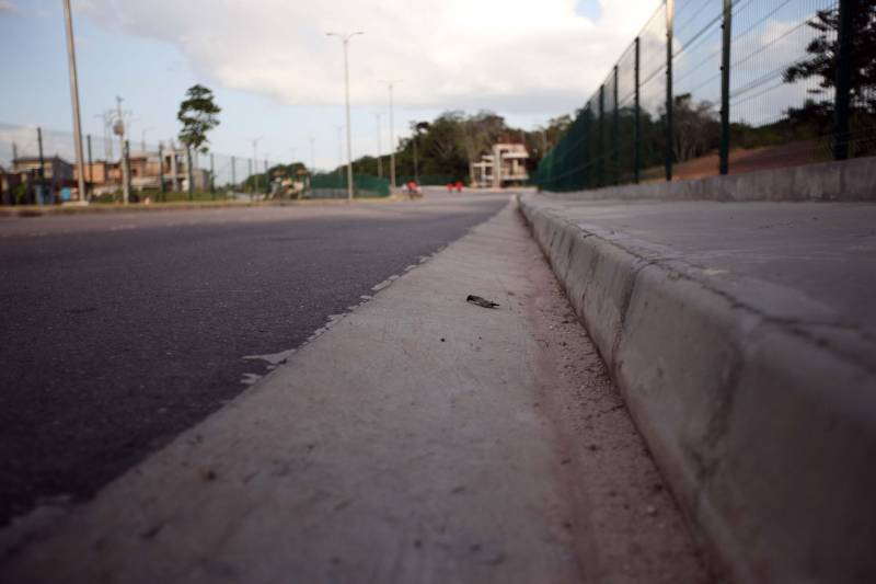 O novo trecho da avenida João Paulo II (foto), liberada para o tráfego na última semana, terá radares móveis e fiscalização eletrônica a partir do dia 1º de outubro. Segundo o Departamento de Trânsito do Estado (Detran/PA), responsável pela ação, o objetivo é controlar o fluxo de veículos em áreas que possuem curvas acentuadas e que precisam de atenção redobrada, prevenir acidentes e identificar automóveis roubados ou irregulares. O diretor de operações técnicas do Detran, Walmero Costa, informou que serão nove câmeras de vídeo-monitoramento, incluindo duas do tipo OCR (reconhecimento óptico de caracteres), todas disponibilizadas pela Secretaria de Estado de Segurança Pública e Defesa Social (Segup). Os equipamentos serão instalados em pontos estratégicos ao longo de seis quilômetros da avenida e serão monitorados pela Segup. “As fiscalizações contínuas devem inibir o excesso de velocidade. O foco é prevenir acidentes”, ressaltou Walnero.
FOTO: IGOR BRANDÃO / AG. PARÁ
DTA: 20.09.2018
BELÉM - PARÁ <div class='credito_fotos'>Foto: IGOR BRANDÃO / AG. PARÁ | <a href='/midias/2018/originais/0c524474-798b-439c-8a3d-0e0885b7b39d.jpg' download><i class='fa-solid fa-download'></i> Download</a></div>