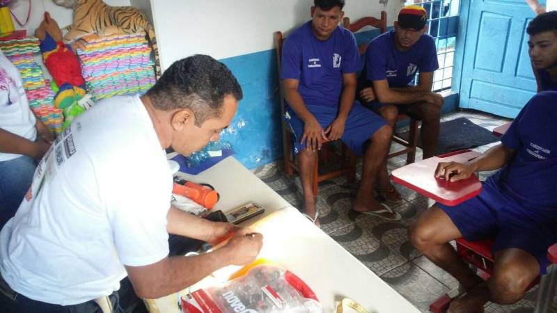 O artesanato é um dos meios utilizados para a ressocialização dos internos custodiados na Carceragem de Parauapebas (CP), no sudeste do Estado, que participam de um curso de produção de luminárias decorativas. O curso é ofertado pela Superintendência do Sistema Penitenciário do Estado (Susipe) em parceria com o Grupo IPÊ de Artesanato, Arte e Cultura do município e tem por objetivo capacitar os internos e promover a reintegração social deles por meio do trabalho. As oficinas de capacitação destinam-se a contribuir para qualificação profissional e desenvolver o potencial criativo dos detentos, mantendo-os produtivos durante o cumprimento da pena. Para participar do curso os alunos passaram por uma triagem onde são avaliados o comportamento e a disciplina dentro da casa penal. As peças produzidas durante os cursos serão comercializadas nas feiras do município de Parauapebas.  

FOTO: ASCOM / SUSIPE
DATA: 18.05.2018
PARAUAPEBAS - PARÁ <div class='credito_fotos'>Foto: ASCOM SUSIPE   |   <a href='/midias/2018/originais/0c5d6199-d41f-4cdf-a81f-05af75ae4e65.jpg' download><i class='fa-solid fa-download'></i> Download</a></div>