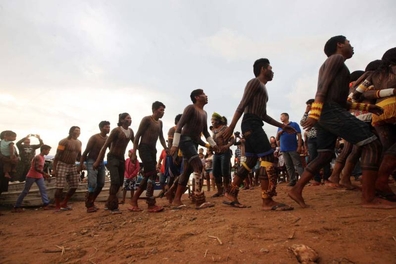 Eles vêm entoando cantos, em danças cadenciadas. A pele é pintada e os corpos estão cobertos por vestimentas típicas, feitas de miçangas, penas de animais e sementes de frutos. Exibem a exuberante força, que vem do coração, prontos para mais uma Semana dos Povos Indígenas. O maior evento do gênero no Estado começou neste domingo (15), com a chegada das cerca de 70 embarcações que se encontram no cruzamento dos rios Xingu e Fresco, na orla da cidade de São Félix do Xingu, sudeste do Pará.
FOTO: RODOLFO OLIVEIRA / AG. PARÁ
DATA: 15.04.2018
SÃO FÉLIX DO XINGU - PARÁ <div class='credito_fotos'>Foto: Rodolfo Oliveira/Ag. Pará | <a href='/midias/2018/originais/0c5df978-be18-4aa5-8774-a973e2118df5.jpg' download><i class='fa-solid fa-download'></i> Download</a></div>