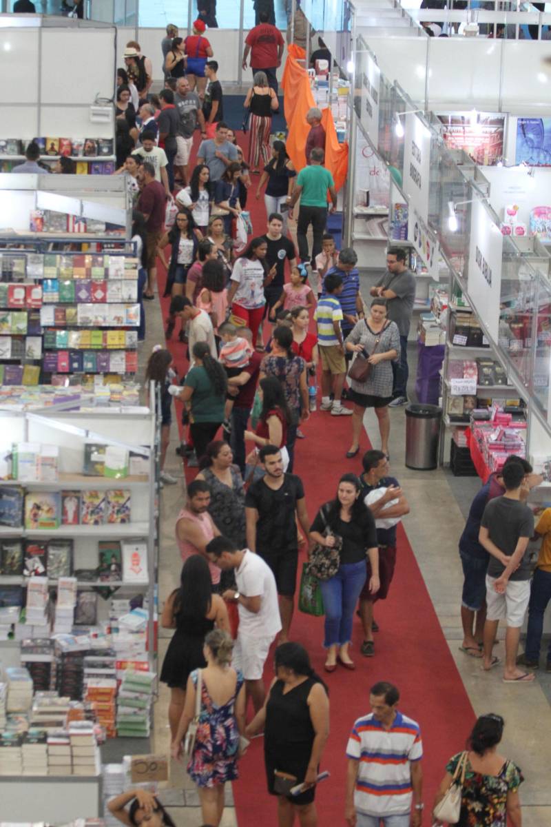 Corredores do Hangar Centro de Convenções durante a XXII Feira Pan-Amazônica do Livro, que começou neste sábado (2), em Belém. Um grande público compareceu ao segundo dia da feira, aproveitando as atrações culturais e as exposições nos estandes de livros na tarde de domingo.
FOTO: CRISTINO MARTINS / AG. PARÁ
DATA: 03.06.2018
BELÉM - PARÁ <div class='credito_fotos'>Foto: Cristino Martins/Ag. Pará | <a href='/midias/2018/originais/0c652cab-c255-487b-a8b3-5c7eaf3d4872.jpg' download><i class='fa-solid fa-download'></i> Download</a></div>