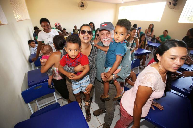 Também foram entregues nesta segunda (25) obras no distrito de Serra Pelada, em Curionópolis, sudeste do Estado. Uma das inaugurações foi a da Escola Estadual de Ensino Médio Joaquina Diamantina. A unidade de ensino teve investimento de R$ 220 mil em serviços nas redes elétrica e hidráulica, além de pintura, melhoria do forro e cobertura, assim como parte do piso, muro e calçada. Fundada em 1989, a escola foi praticamente reconstruída para atender com qualidade os 232 estudantes, nos turnos da tarde e à noite. São três salas de aula; bloco administrativo (sala da direção, sala dos professores e secretaria); uma copa cozinha, uma dispensa para armazenamento de alimentos da merenda escolar e banheiros masculino, feminino e de pessoa com deficiência (PCD). Em Curionópolis, o governador também entregou a pavimentação asfáltica de quatro quilômetros de vias urbanas, uma parceria com a Prefeitura de Curionópolis, dentro do Programa Asfalto na Cidade. Para esta obra, foram destinados R$ 1,7 milhão, que incluem serviços em terra, sub-base e base, pavimentação em CBUQ (Concreto Betuminoso Usinado a Quente) de três centímetros de espessura, meio-fio de concreto com lâmina d’água e sinalização horizontal. Curionópolis é um dos 99 municípios paraenses que assinaram com o governo o Termo de Asfalto, sendo que 33 já iniciaram as obras. Somados, os termos garantirão 529,6 km de pavimentação de vias urbanas – um investimento total de quase R$ 255 milhões do Tesouro Estadual.
FOTO: THIAGO GOMES / AG. PARÁ
DATA: 25.06.2018
CURIONÓPOLIS - PARÁ <div class='credito_fotos'>Foto: Thiago Gomes /Ag. Pará | <a href='/midias/2018/originais/0c665e84-8ea5-484f-97d0-021bcb12b076.jpg' download><i class='fa-solid fa-download'></i> Download</a></div>