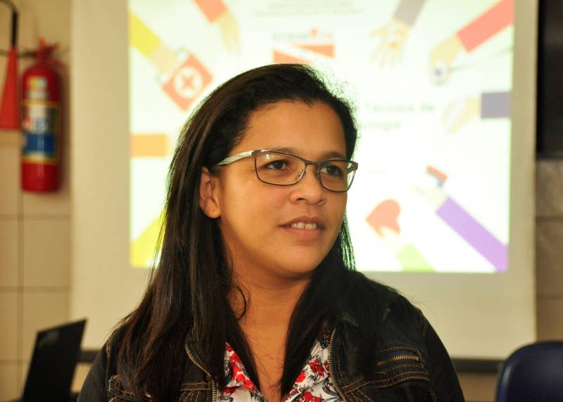 “Ha uma troca valiosa nesse curso, pois além da parte teórica expomos as nossas experiências do dia a dia de vários extremos da saúde, desde a atenção básica a alta complexidade”, disse a técnica de enfermagem do setor de hematologia do Ophir Loyola, Esther Sena, sobre o curso de Especialização Técnica de Nível Médio em Oncologia, realizado pela Escola Técnica do Sistema Único de Saúde do Pará (ETSUS/PA) vinculada a Secretaria de Estado de Saúde Pública (Sespa)
FOTO: JOSÉ PANTOJA / ASCOM SESPA
DATA: 19.03.2018
BELÉM - PARÁ <div class='credito_fotos'>Foto: José Pantoja / Ascom Sespa | <a href='/midias/2018/originais/0c679ef4-2137-4278-8641-ce24bec56b28.jpg' download><i class='fa-solid fa-download'></i> Download</a></div>