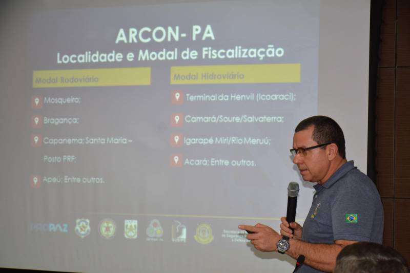 Quarenta e um municípios e 56 balneários do Estado do Pará receberão reforço nas ações de segurança durante a operação Semana Santa, que se inicia amanhã, 29, e termina somente na segunda-feira, 2 de abril. Ao todo, serão 1.566 agentes de segurança de 14 órgãos municipais, estaduais e federais atuando na operação, durante o regime de plantão. O anúncio das ações estratégicas para o feriado da Semana Santa ocorreu na manhã desta quarta-feira, 28, durante entrevista coletiva na sede da Secretaria de Estado de Segurança Pública e Defesa Social (Segup). Os principais alvos da operação visam garantir a segurança das pessoas e patrimônio; coibir o excesso de velocidade; fiscalizar e advertir quem realizar ultrapassagem imprudente e direção sob o efeito de álcool nas rodovias estaduais e federais. Na foto, o secretário adjunto de Gestão Operacional da Segup, Coronel André Cunha.
FOTO: CARLOS YURI / ASCOM SEGUP
DATA: 28.03.2018
BELÉM - PARÁ <div class='credito_fotos'>Foto: CARLOS YURI / ASCOM SEGUP | <a href='/midias/2018/originais/0c69e98e-9d73-40c2-abe5-91e53379fa0c.jpg' download><i class='fa-solid fa-download'></i> Download</a></div>