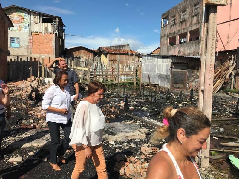 As famílias que perderam suas casas no incêndio ocorrido no final de maio no Bairro do Guamá, em Belém, receberão nos próximos dias o Cheque Moradia, programa habitacional do Governo do Pará, coordenado pela Companhia de Habitação (Cohab). O fogo destruiu 17 moradias na Vila Santa Maria Gorete, localizada na Passagem Serrão Castro, prejudicando mais de 100 pessoas e causando uma morte. A presidente da Cohab, Lene Farinha, esteve na segunda-feira (18) no local e se reuniu (foto) com representantes das famílias no prédio da Estação Cidadania do Guamá, para apresentar o projeto arquitetônico que está sendo elaborado para as novas moradias. Participaram ainda do encontro representantes da Defesa Civil Municipal, da Secretaria Municipal de Habitação de Belém e Fundação Papa João XXIII (Funpapa).
FOTO: ASCOM / COHAB
DATA: 19.06.2018
BELÉM - PARÁ <div class='credito_fotos'>Foto: ASCOM COHAB | <a href='/midias/2018/originais/0c6abce2-27f0-4299-aa3a-427c078a5fed.jpg' download><i class='fa-solid fa-download'></i> Download</a></div>
