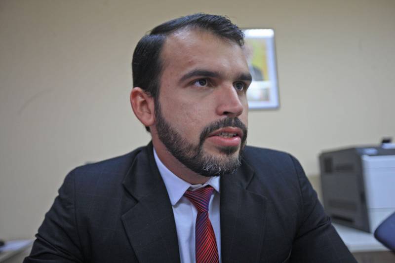 Em sua 16ª edição, o Festival de Música do Servidor Público (Servifest) terá final realizada pela primeira vez fora da capital, na região do Marajó, durante o mês de julho. Promovido pelo Governo do Estado, por meio da Escola de Governança Pública do Estado do Pará - EGPA, o Festival foi criado para dar visibilidade ao talento musical do servidor público. Reforçando as duas linhas de atuação da EGPA: a capacitação e a valorização do funcionalismo, o evento abriu espaço para servidores de outros municípios participarem, em 2015, e ano passado, premiou pela primeira vez um servidor de fora da capital: Wander de Andrade, da Secretaria de Estado de Educação (Seduc/Santarém). Na foto, o diretor geral da EGPA, Danilo Alho.
FOTO: RODOLFO OLIVEIRA / AG. PARÁ
DATA: 26.04.2018
BELÉM - PARÁ <div class='credito_fotos'>Foto: Rodolfo Oliveira/Ag. Pará | <a href='/midias/2018/originais/0c6ddde8-610d-4122-9e4e-5cb316baf22a.jpg' download><i class='fa-solid fa-download'></i> Download</a></div>